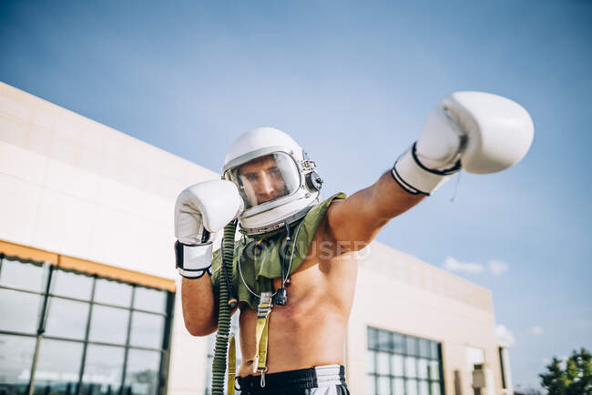 Si posa fuori insieme palestra con casco astronauta. — Foto stock