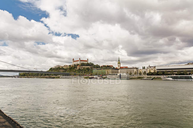 Novy most Brücke und Fluss Donau mit Bratilsava Burg im Hintergrund, Slowakei — Stockfoto