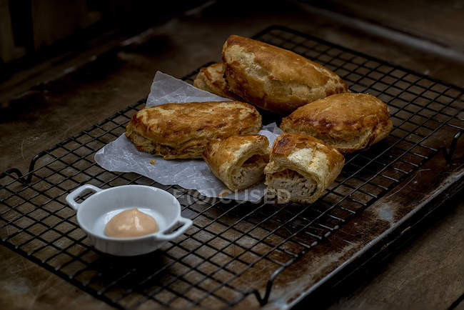 Fresh baked pastry on baking rack — Stock Photo