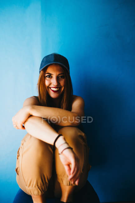 Усміхнена приваблива жінка в кепці — стокове фото