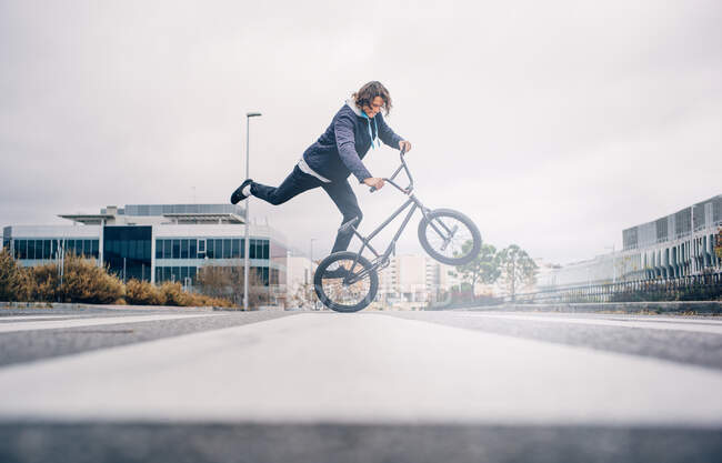 Young man practices with BMX bicycle. — Stock Photo