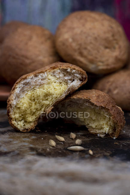 Biscuits bruns croquants cuits au four sur une table en bois — Photo de stock