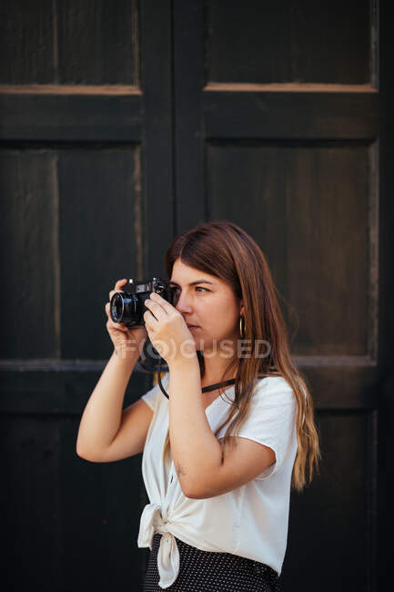 Молодая девушка позирует с винтажной камерой — стоковое фото