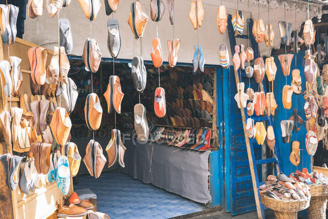 Loja de calçado artesanal em um mercado de morocco — Fotografia de Stock