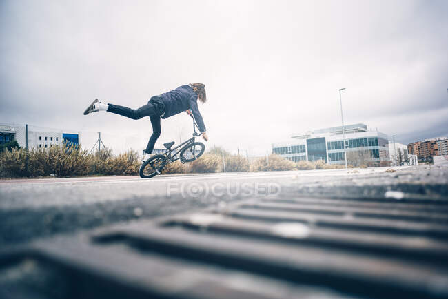 Joven practica con BMX bicicleta. - foto de stock