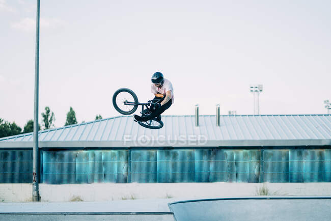 Mann fährt Fahrrad auf Sprungbrett — Stockfoto