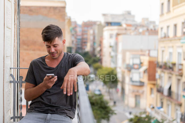Man using phone outdoors — Stock Photo