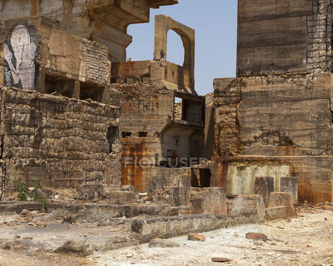 Bâtiment industriel Grungy debout au milieu de la mine de Sao Domingos par temps ensoleillé au Portugal — Photo de stock