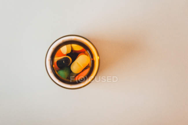 Різнокольорові таблеток і капсул в доту на білому тлі — стокове фото