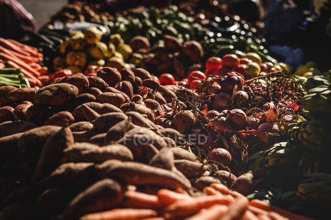 Essensstände auf der Straße. Gemüse, Obst, — Stockfoto