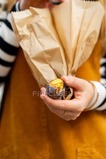 Woman in casual wear holding paper packets — Stock Photo