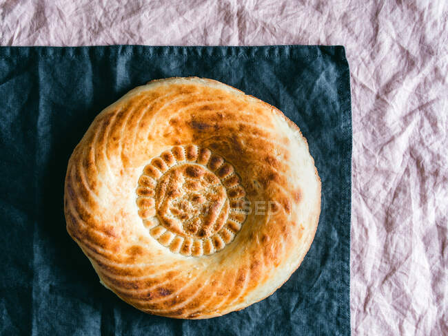 Pan sobre mantel de lino - foto de stock