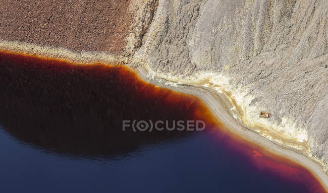 Superfície calma de água perto da encosta da pedreira na mina de Santo Domingos, Portugal — Fotografia de Stock