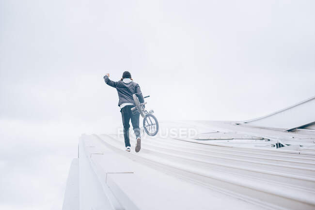 Joven posa con BMX bicicleta. - foto de stock