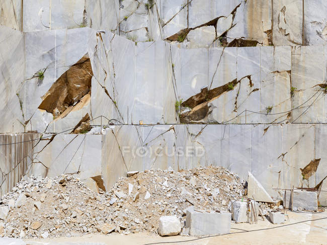 Blocos de mármore enormes no chão no dia ensolarado na pedreira — Fotografia de Stock