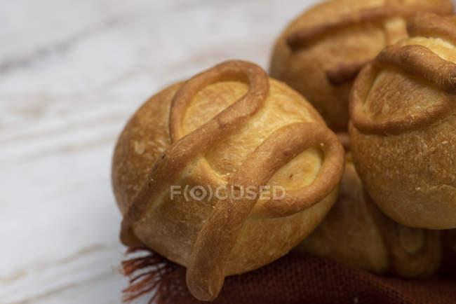 Gros plan des petits pains frais cuits au four sur la serviette — Photo de stock