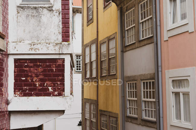 Старые здания на улице — стоковое фото