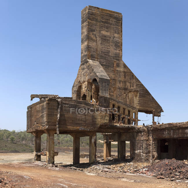 Grungy edifício industrial de pé no meio da mina de São Domingos no dia ensolarado em Portugal — Fotografia de Stock