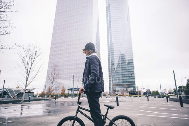 Giovane uomo posa con BMX bicicletta. — Foto stock