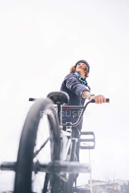 Молодой человек позирует на велосипеде BMX. — стоковое фото