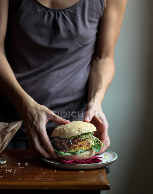 Кукурудза жінка насолоджується пивом і вегетаріанським бургер — стокове фото