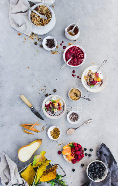 De cima tiro de delicioso chia parfait e várias frutas e grãos deitados em mesa de mármore — Fotografia de Stock