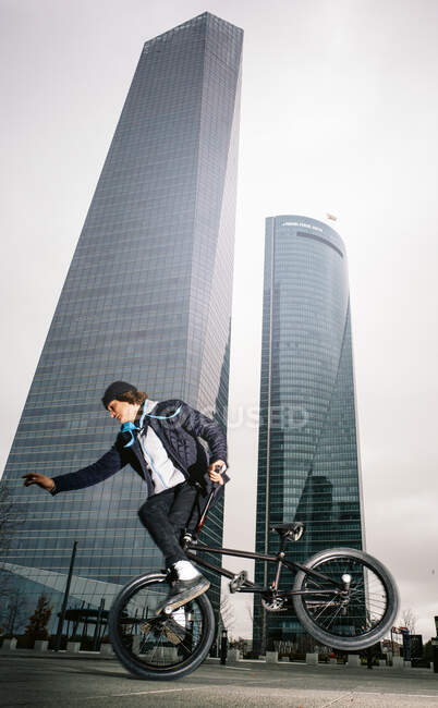 Junger Mann übt mit BMX-Fahrrad. — Stockfoto