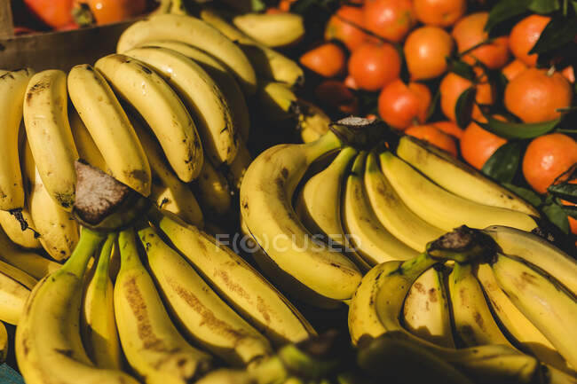 Banchi di cibo per strada. Ortaggi, frutta, banane e mandarini — Foto stock