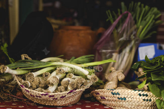 Barracas de comida na rua. Produtos hortícolas, frutas; alho-porro e gengibre — Fotografia de Stock