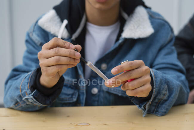 Young woman rolling cigarette — Stock Photo