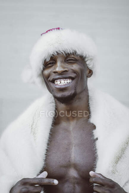 Homem negro excitado em traje de Papai Noel — Fotografia de Stock