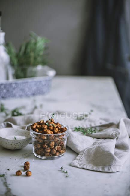 Blick auf geröstete Kichererbsen auf dem Tisch — Stockfoto