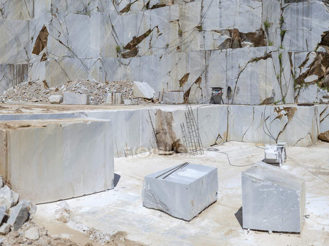 Empilés blocs de marbre énormes le jour ensoleillé dans la carrière — Photo de stock