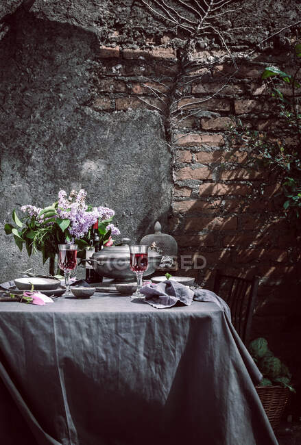 Спорудження столової плити з артечоксом, квітами і червоним вином. — стокове фото