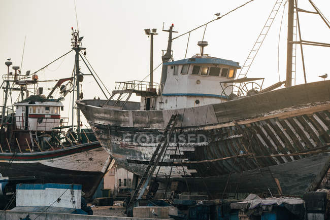 Bateaux de pêche ancrés à Essaouira, Maroc — Photo de stock