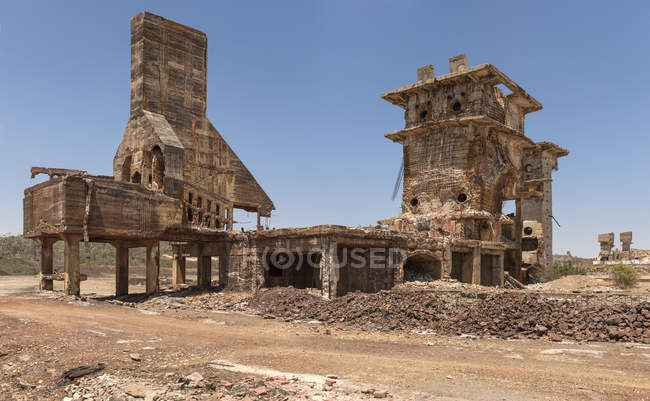 Grungy industrial building standing in middle of Sao Domingos Mine on sunny day in Portugal — Stock Photo