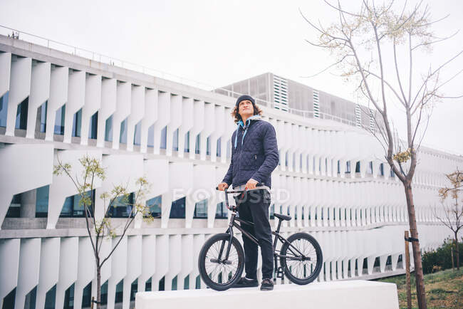 Молодой человек позирует на велосипеде BMX. — стоковое фото
