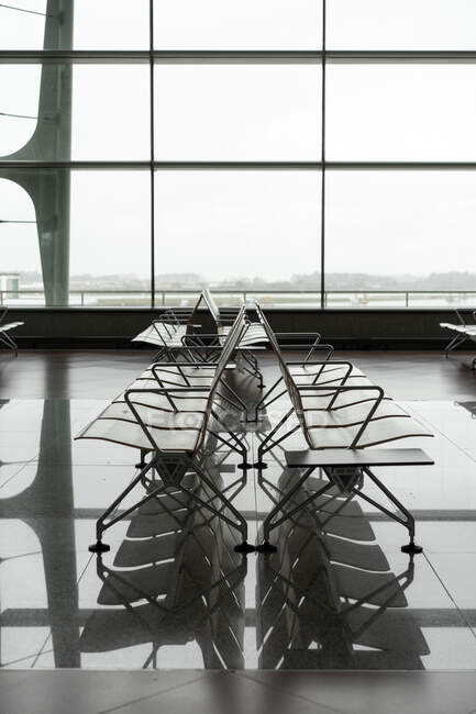 Пустой зал в аэропорту — стоковое фото