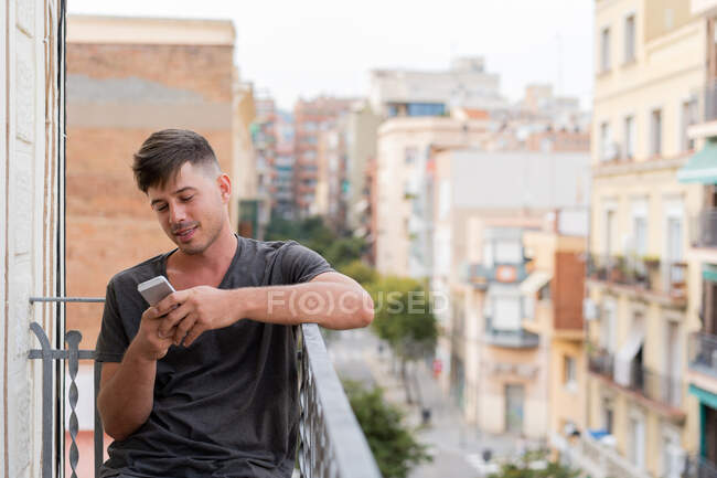 Man using phone outdoors — Stock Photo