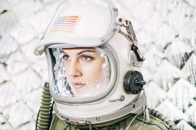 Chica usando casco espacial viejo con bandera americana signo - foto de stock