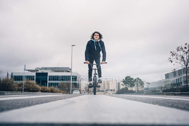 Молодой человек тренируется на велосипеде BMX. — стоковое фото