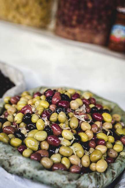 Des stands de nourriture dans la rue. Légumes, olives — Photo de stock