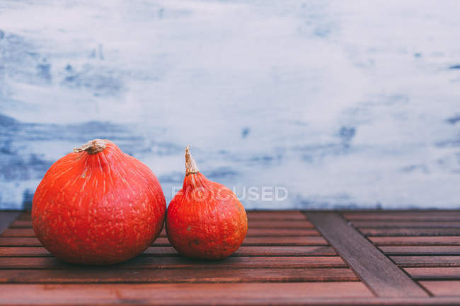 Zucche mature arancioni su superficie di legno — Foto stock
