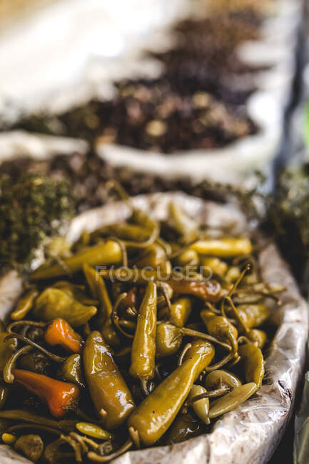 Essensstände auf der Straße. Gemüse, Chilischoten — Stockfoto
