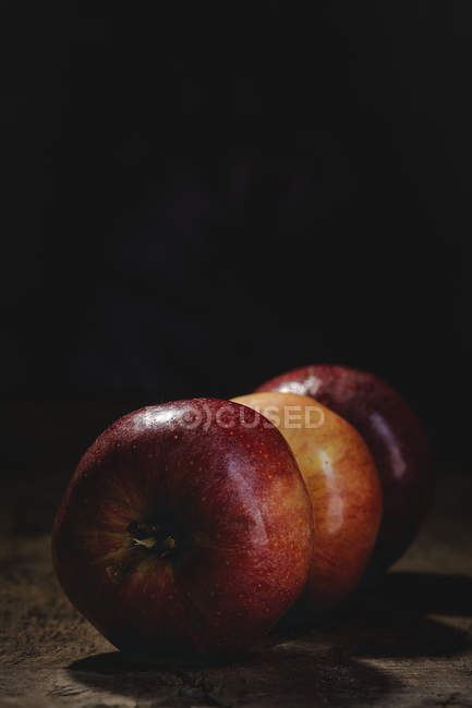 Pommes rouges et jaunes fraîches sur fond sombre — Photo de stock