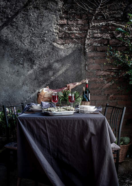 Tischdecke mit Artischocken, Rotwein und Marmelade Serranoschenkel. — Stockfoto