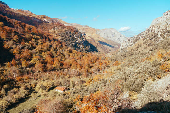 Вид на осенний вандализм с ракушками и дом на дне между горами, Астурия — стоковое фото