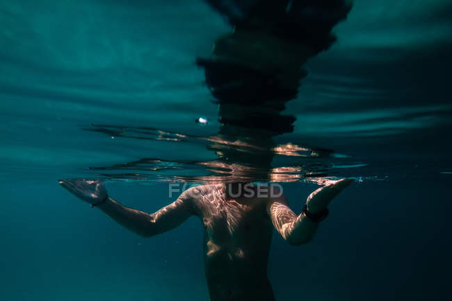 Человек с вахтовым подводным аппаратом в лазурном море — стоковое фото