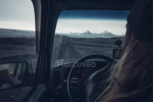 Uomo guida auto in pianura remota — Foto stock