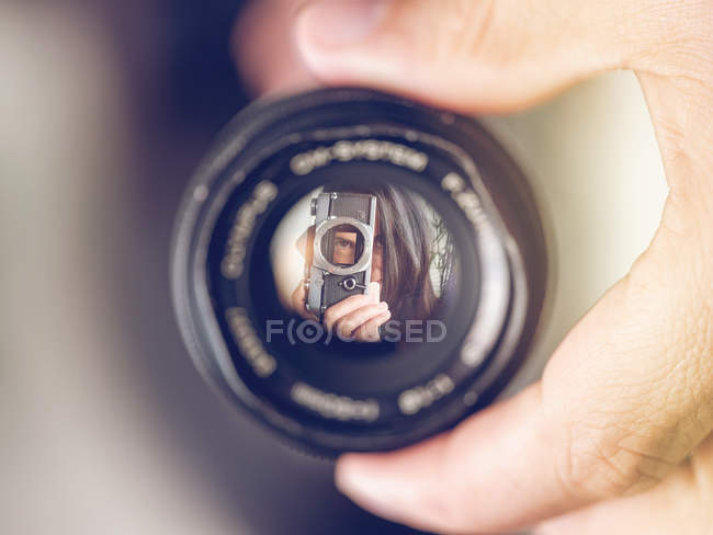Reflet de la femme dans la lentille — Photo de stock